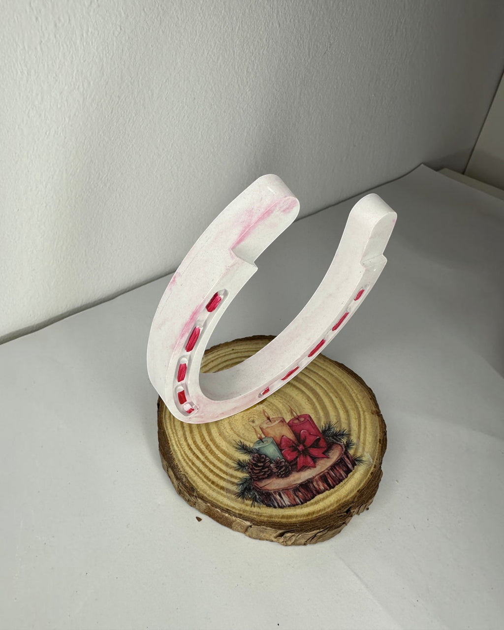 Επάνω όψη λευκού πρωτοχρονιάτικου γουριού πετάλου σε ξύλινη βάση