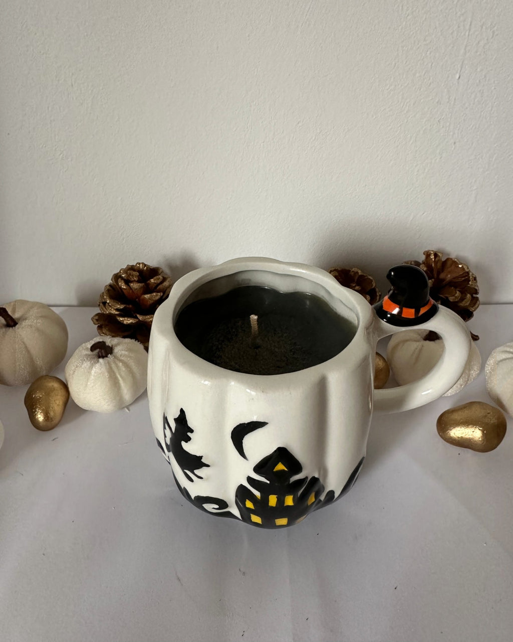 Αρωματικό κερί σόγιας Spicy Pumpkin σε λευκή κούπα Halloween με μάγισσα και στοιχειωμένο σπίτι