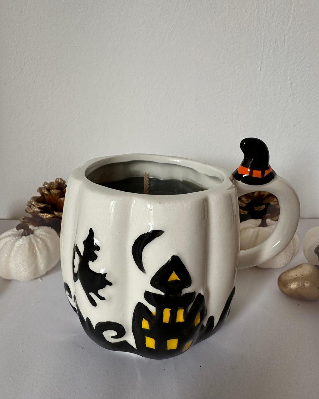 Επάνω όψη του μαύρου κεριού σόγιας Spicy Pumpkin μέσα στη λευκή κούπα