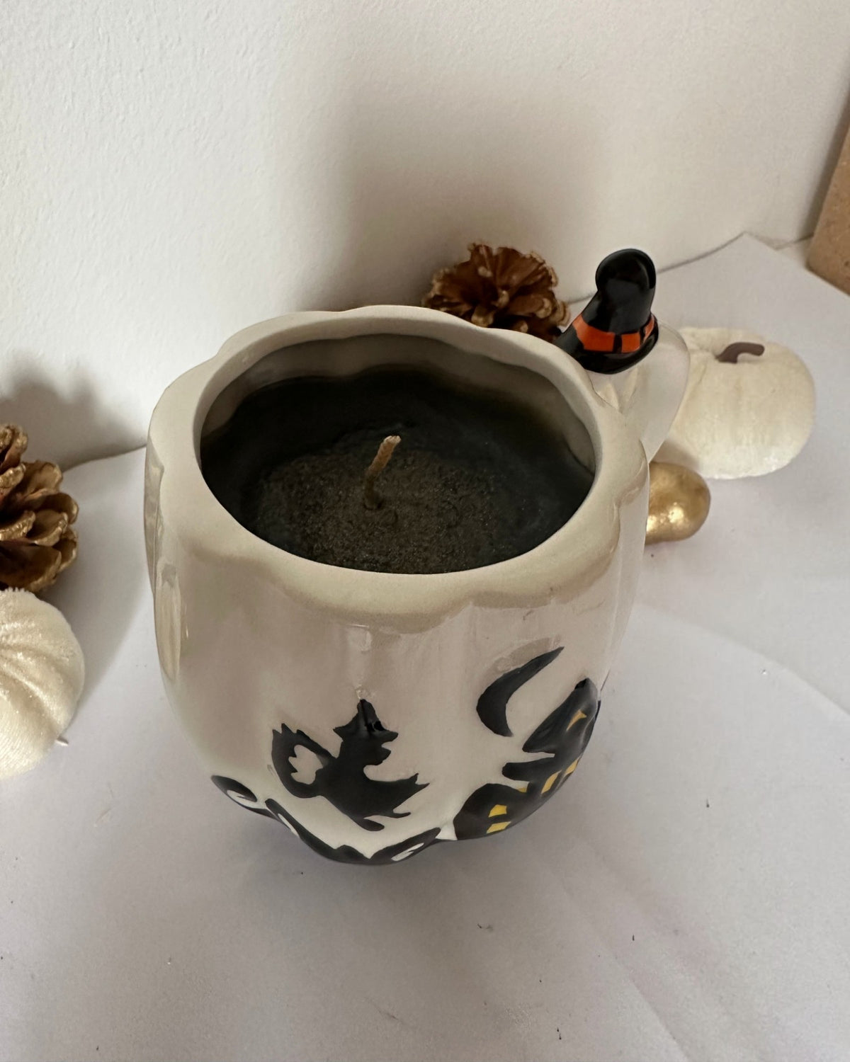 Αρωματικό κερί Spicy Pumpkin σε λευκή κούπα με διακόσμηση Halloween