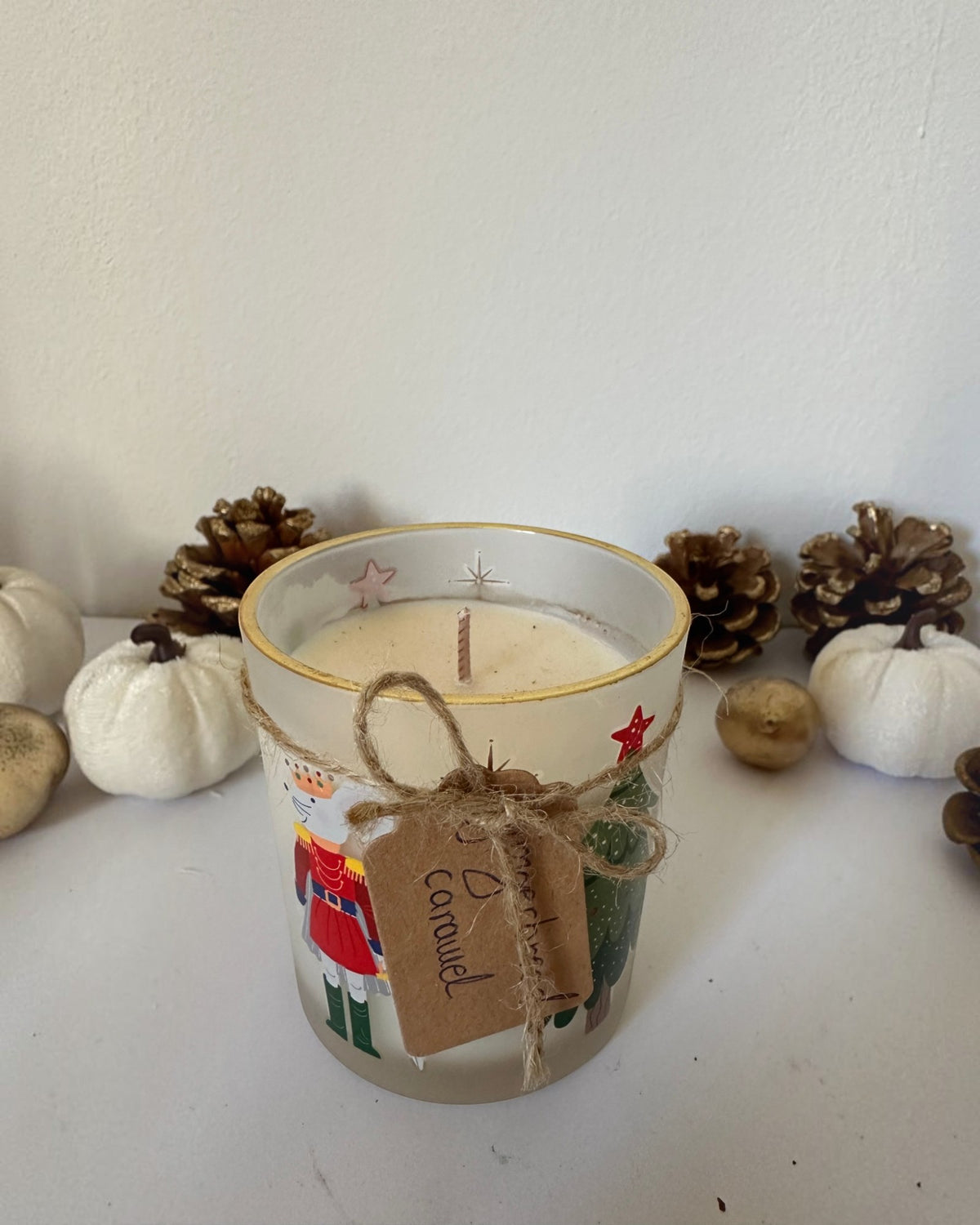 Επάνω όψη ανοιχτόχρωμου κεριού Gingerbread Caramel με ένα φυτίλι