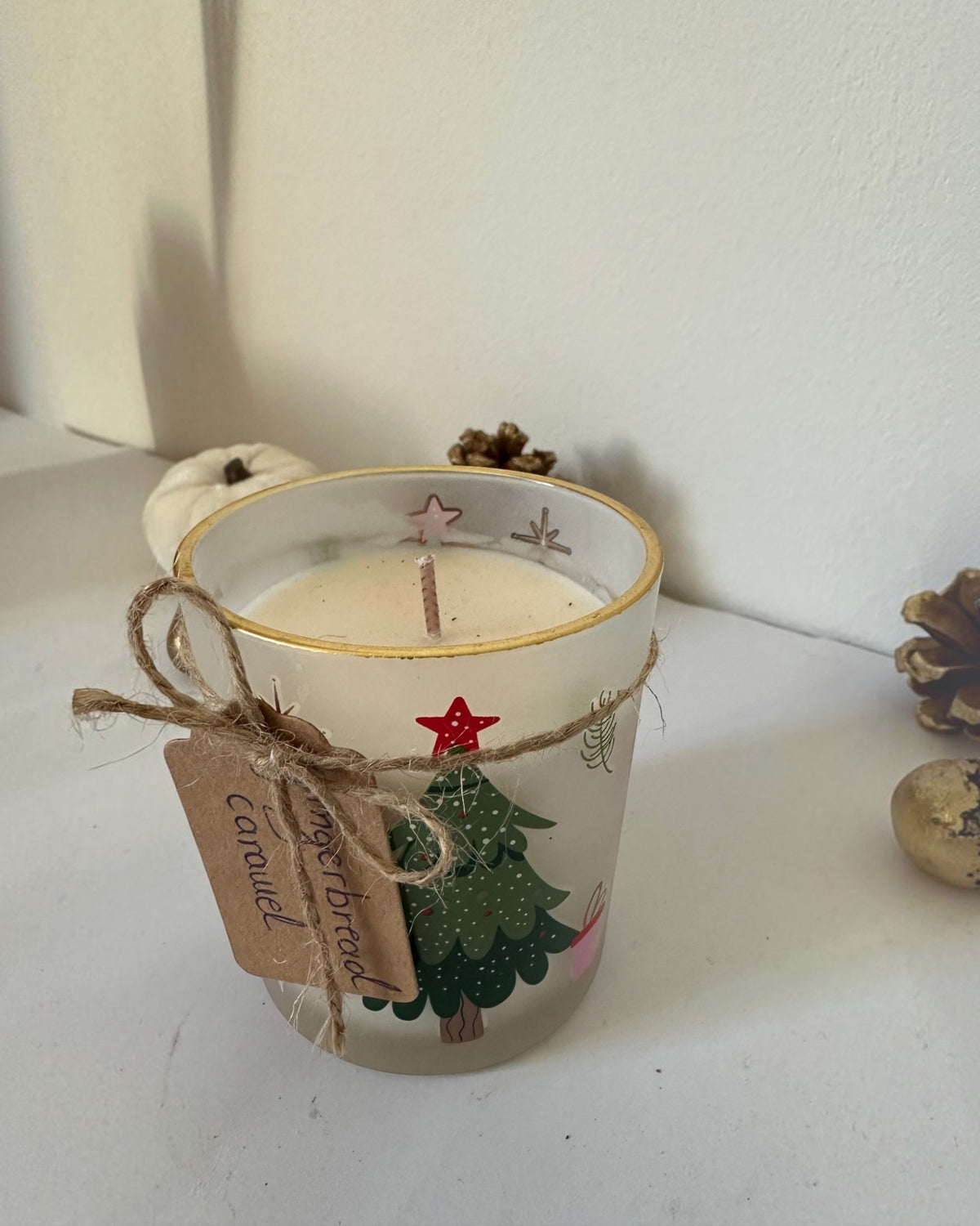 Γιορτινό ποτήρι κεριού Gingerbread Caramel με καρυοθραύστη, δέντρο και καρτελίτσα