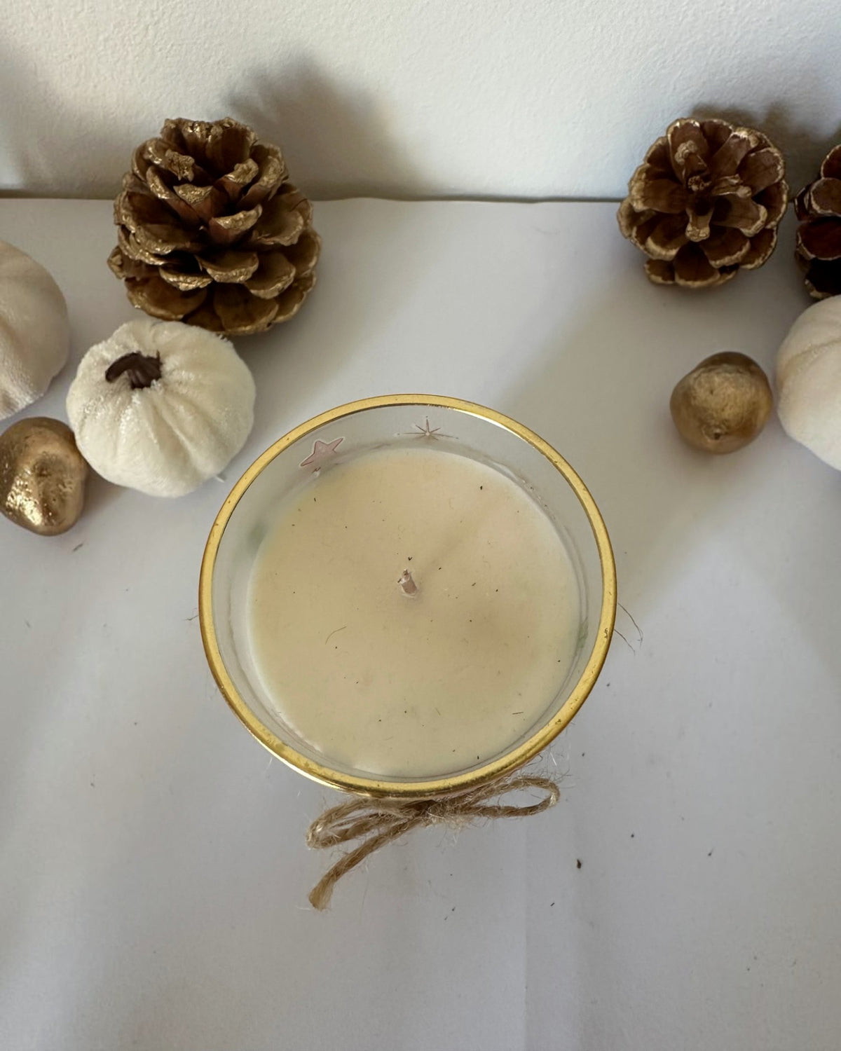 Χριστουγεννιάτικο κερί Gingerbread Caramel σε γιορτινό ποτήρι με καρυοθραύστη και χρυσό χείλος