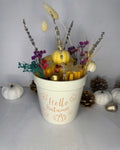Φθινοπωρινή σύνθεση wax melts Hello Autumn σε ανοιχτόχρωμο κασπώ με κολοκύθες και ανθικά στοιχεία.