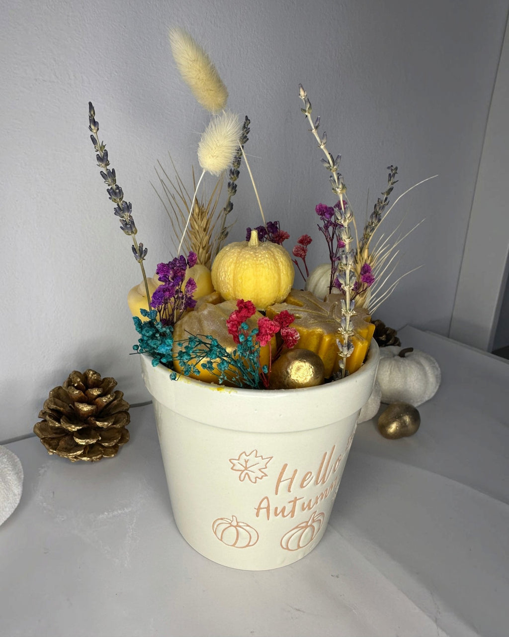 Σύνθεση wax melts σε φθινοπωρινές αποχρώσεις με κολοκύθες και ψηλά διακοσμητικά κλαδάκια.
